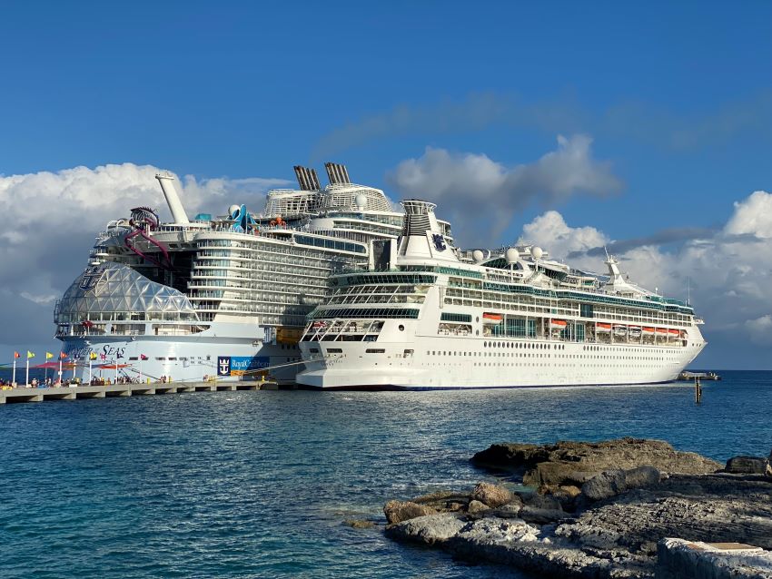 Size growth of cruise ships next to each other